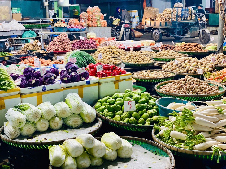 Chợ đầu mối nông sản tất bật nhập hàng phục vụ người dân dịp cận Tết Nguyên đán 2025- Ảnh 1. Chợ đầu mối nông sản tất bật nhập hàng phục vụ người dân dịp cận Tết Nguyên đán 2025- Ảnh 1.