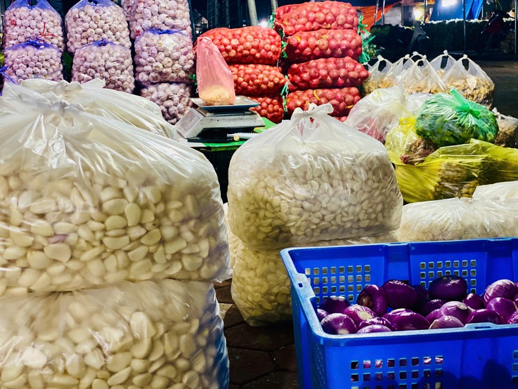 Chợ đầu mối nông sản tất bật nhập hàng phục vụ người dân dịp cận Tết Nguyên đán 2025- Ảnh 7. Chợ đầu mối nông sản tất bật nhập hàng phục vụ người dân dịp cận Tết Nguyên đán 2025- Ảnh 7.