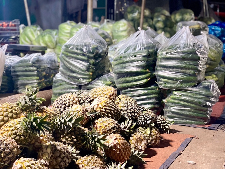 Chợ đầu mối nông sản tất bật nhập hàng phục vụ người dân dịp cận Tết Nguyên đán 2025- Ảnh 6. Chợ đầu mối nông sản tất bật nhập hàng phục vụ người dân dịp cận Tết Nguyên đán 2025- Ảnh 6.