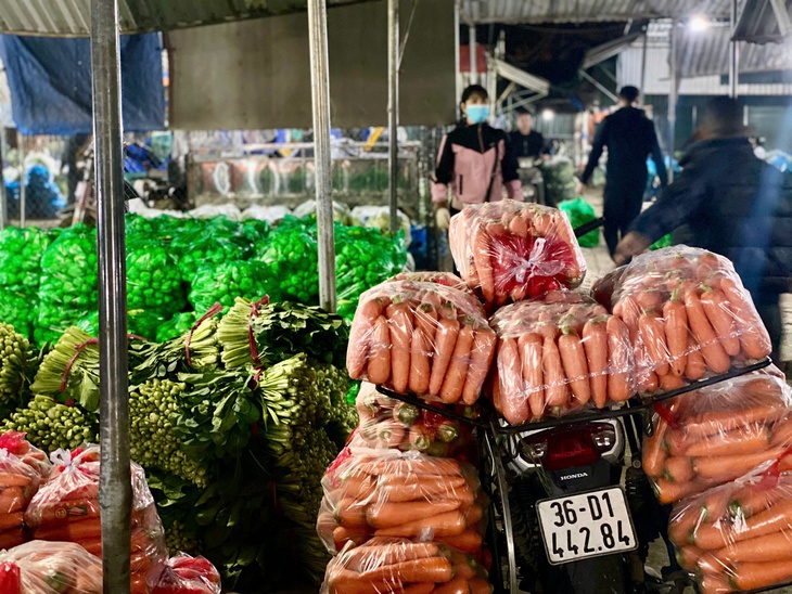 Chợ đầu mối nông sản tất bật nhập hàng phục vụ người dân dịp cận Tết Nguyên đán 2025- Ảnh 4. Chợ đầu mối nông sản tất bật nhập hàng phục vụ người dân dịp cận Tết Nguyên đán 2025- Ảnh 4.