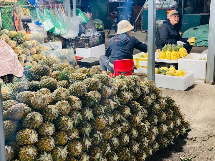 Chợ đầu mối nông sản tất bật nhập hàng phục vụ người dân dịp cận Tết Nguyên đán 2025- Ảnh 2. Chợ đầu mối nông sản tất bật nhập hàng phục vụ người dân dịp cận Tết Nguyên đán 2025- Ảnh 2.