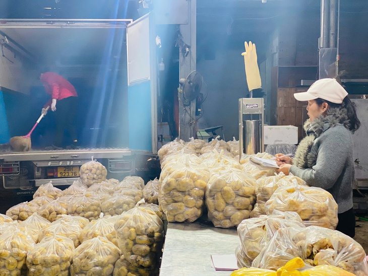 Chợ đầu mối nông sản tất bật nhập hàng phục vụ người dân dịp cận Tết Nguyên đán 2025- Ảnh 11. Chợ đầu mối nông sản tất bật nhập hàng phục vụ người dân dịp cận Tết Nguyên đán 2025- Ảnh 11.
