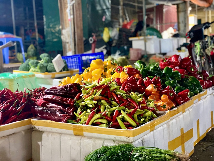 Chợ đầu mối nông sản tất bật nhập hàng phục vụ người dân dịp cận Tết Nguyên đán 2025- Ảnh 10. Chợ đầu mối nông sản tất bật nhập hàng phục vụ người dân dịp cận Tết Nguyên đán 2025- Ảnh 10.