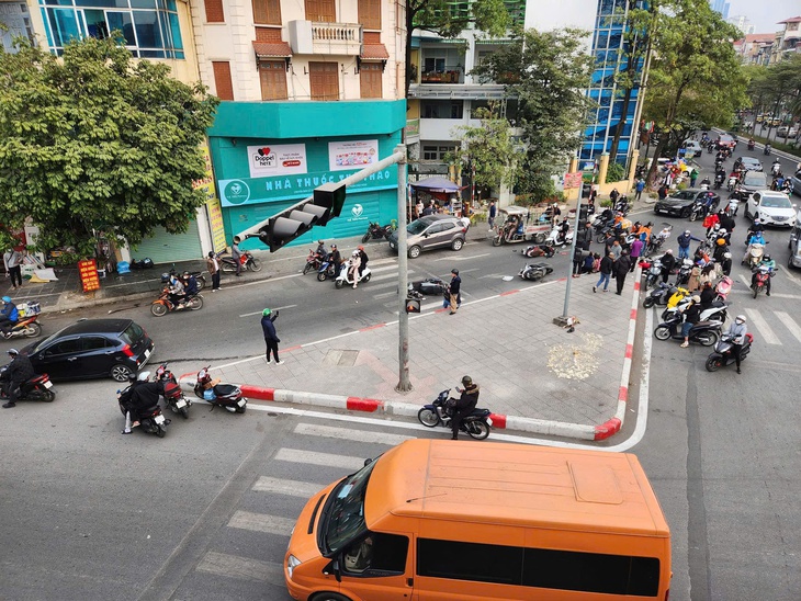 Ô tô đâm liên hoàn nhiều phương tiện tại Đào Tấn (Ba Đình)- Ảnh 2. Ô tô đâm liên hoàn nhiều phương tiện tại Đào Tấn (Ba Đình)- Ảnh 2.