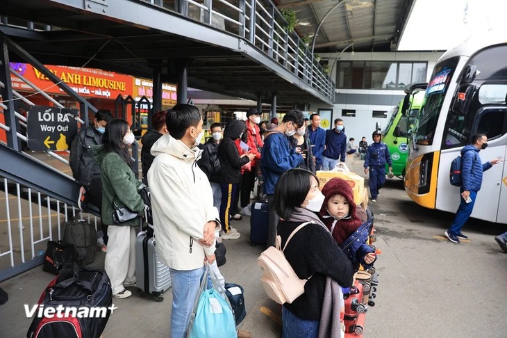 Đi lại dịp Tết Nguyên đán: Xe khách tăng giá, vé tàu và máy bay kín chỗ- Ảnh 1. Đi lại dịp Tết Nguyên đán: Xe khách tăng giá, vé tàu và máy bay kín chỗ- Ảnh 1.