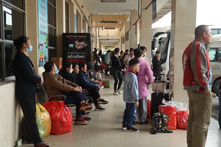 Đi lại dịp Tết Nguyên đán: Xe khách tăng giá, vé tàu và máy bay kín chỗ- Ảnh 2. Đi lại dịp Tết Nguyên đán: Xe khách tăng giá, vé tàu và máy bay kín chỗ- Ảnh 2.