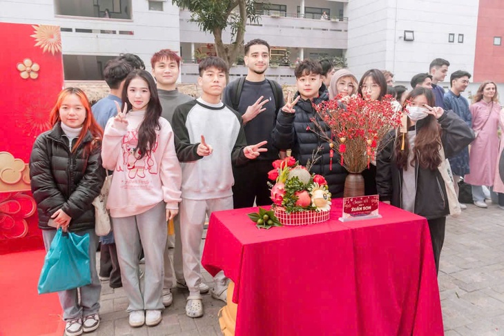 Sinh viên quốc tế hào hứng gói bánh chưng, trải nghiệm đón Tết Nguyên đán- Ảnh 8. Sinh viên quốc tế hào hứng gói bánh chưng, trải nghiệm đón Tết Nguyên đán- Ảnh 8.