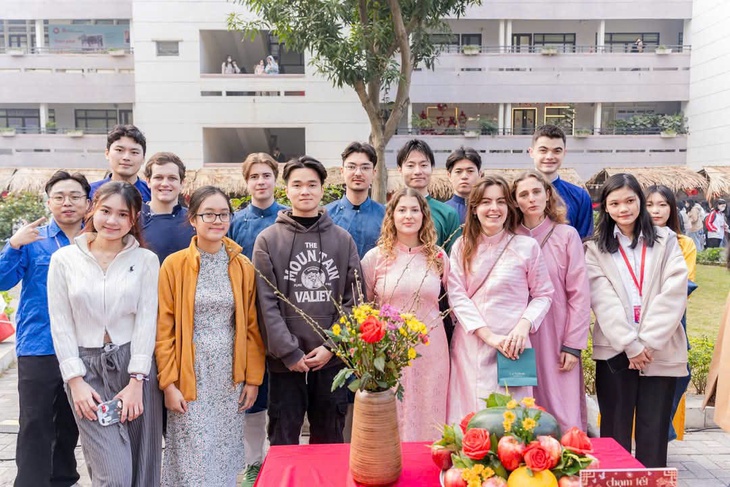 Sinh viên quốc tế hào hứng gói bánh chưng, trải nghiệm đón Tết Nguyên đán- Ảnh 9. Sinh viên quốc tế hào hứng gói bánh chưng, trải nghiệm đón Tết Nguyên đán- Ảnh 9.