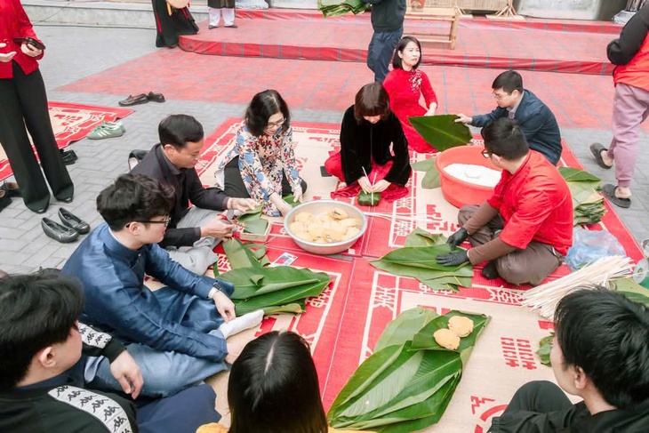 Sinh viên quốc tế hào hứng gói bánh chưng, trải nghiệm đón Tết Nguyên đán- Ảnh 2. Sinh viên quốc tế hào hứng gói bánh chưng, trải nghiệm đón Tết Nguyên đán- Ảnh 2.