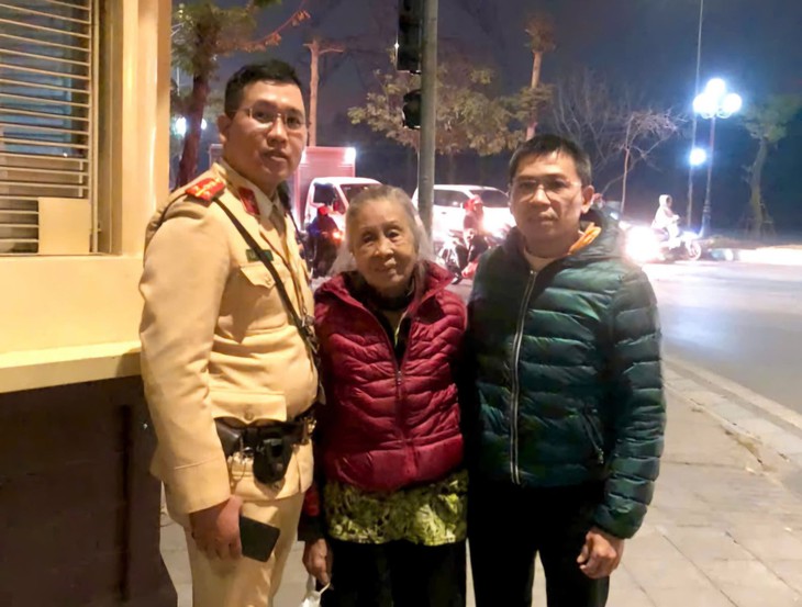 Cảnh sát giao thông giúp cụ bà 81 tuổi đi lạc trở về với gia đình- Ảnh 1.