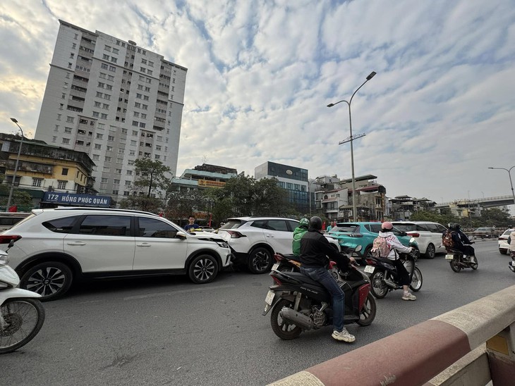 Tai nạn giao thông liên hoàn giữa 4 ô tô tại cầu vượt Ngã Tư Vọng- Ảnh 2. Tai nạn giao thông liên hoàn giữa 4 ô tô tại cầu vượt Ngã Tư Vọng- Ảnh 2.