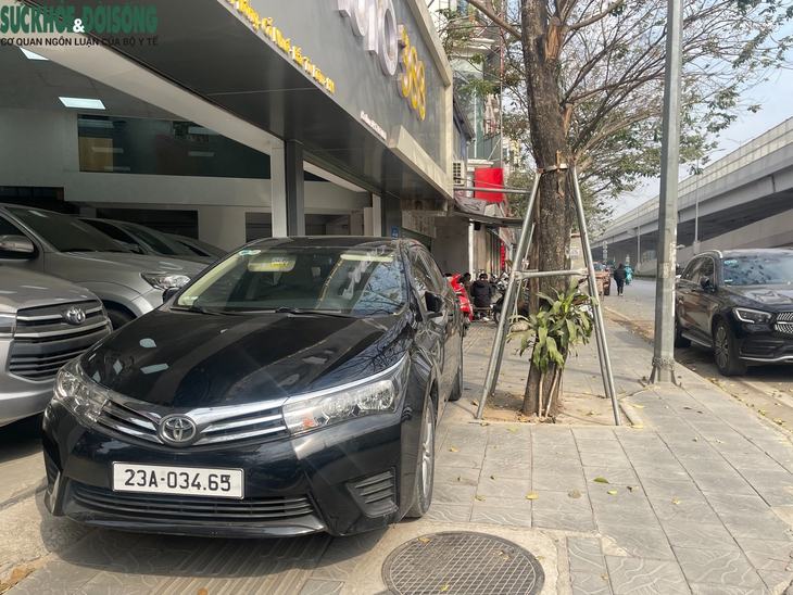 Vỉa hè đường Phạm Văn Đồng, Hà Nội bị 'xẻ thịt', thành chỗ đỗ xe, buôn bán- Ảnh 2. Vỉa hè đường Phạm Văn Đồng, Hà Nội bị 'xẻ thịt', thành chỗ đỗ xe, buôn bán- Ảnh 2.