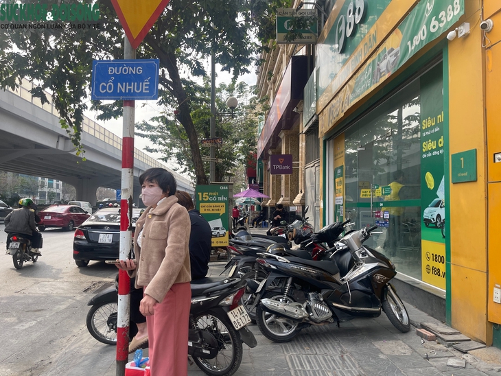 Vỉa hè đường Phạm Văn Đồng, Hà Nội bị 'xẻ thịt', thành chỗ đỗ xe, buôn bán- Ảnh 3. Vỉa hè đường Phạm Văn Đồng, Hà Nội bị 'xẻ thịt', thành chỗ đỗ xe, buôn bán- Ảnh 3.