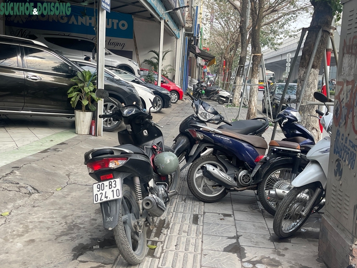 Vỉa hè đường Phạm Văn Đồng, Hà Nội bị 'xẻ thịt', thành chỗ đỗ xe, buôn bán- Ảnh 4. Vỉa hè đường Phạm Văn Đồng, Hà Nội bị 'xẻ thịt', thành chỗ đỗ xe, buôn bán- Ảnh 4.