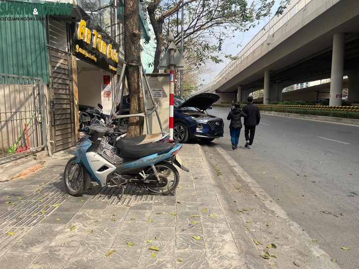 Vỉa hè đường Phạm Văn Đồng, Hà Nội bị 'xẻ thịt', thành chỗ đỗ xe, buôn bán- Ảnh 5. Vỉa hè đường Phạm Văn Đồng, Hà Nội bị 'xẻ thịt', thành chỗ đỗ xe, buôn bán- Ảnh 5.