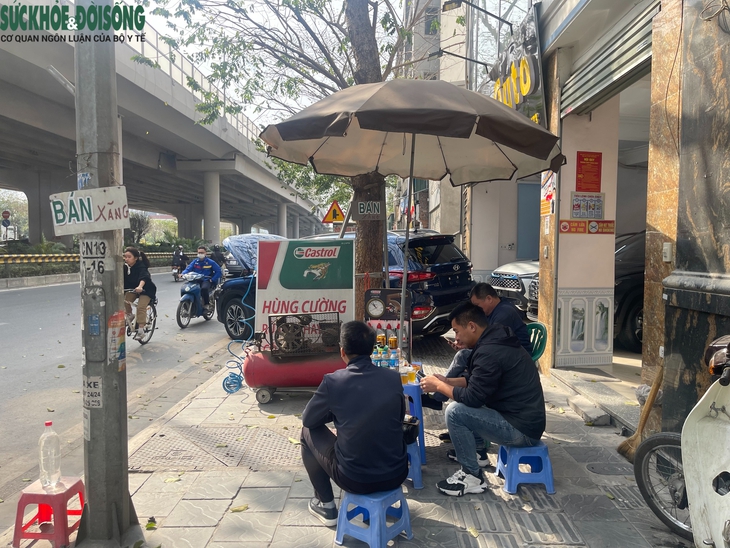 Vỉa hè đường Phạm Văn Đồng, Hà Nội bị 'xẻ thịt', thành chỗ đỗ xe, buôn bán- Ảnh 6. Vỉa hè đường Phạm Văn Đồng, Hà Nội bị 'xẻ thịt', thành chỗ đỗ xe, buôn bán- Ảnh 6.