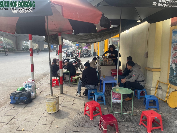 Vỉa hè đường Phạm Văn Đồng, Hà Nội bị 'xẻ thịt', thành chỗ đỗ xe, buôn bán- Ảnh 7. Vỉa hè đường Phạm Văn Đồng, Hà Nội bị 'xẻ thịt', thành chỗ đỗ xe, buôn bán- Ảnh 7.
