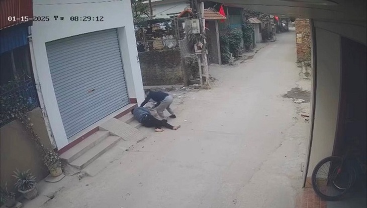 Điều tra kẻ bịt mặt dùng hung khí đâm người đàn ông gục xuống đường- Ảnh 1. Điều tra kẻ bịt mặt dùng hung khí đâm người đàn ông gục xuống đường- Ảnh 1.
