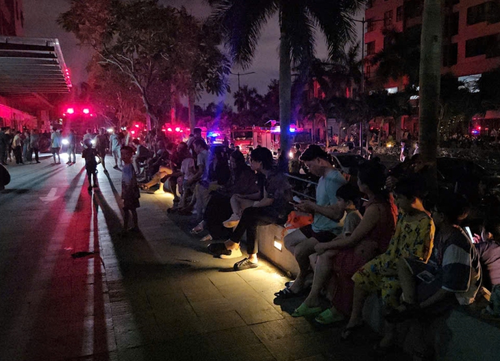 TP Hồ Chí Minh: Cháy tại chung cư Mizuki, hàng trăm người hoảng hốt tháo chạy- Ảnh 2. TP Hồ Chí Minh: Cháy tại chung cư Mizuki, hàng trăm người hoảng hốt tháo chạy- Ảnh 2.