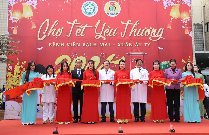 Thứ trưởng Bộ Y tế: Chợ Tết yêu thương mang món quà ý nghĩa thiết thực đến bệnh nhân nghèo- Ảnh 1. Thứ trưởng Bộ Y tế: Chợ Tết yêu thương mang món quà ý nghĩa thiết thực đến bệnh nhân nghèo- Ảnh 1.