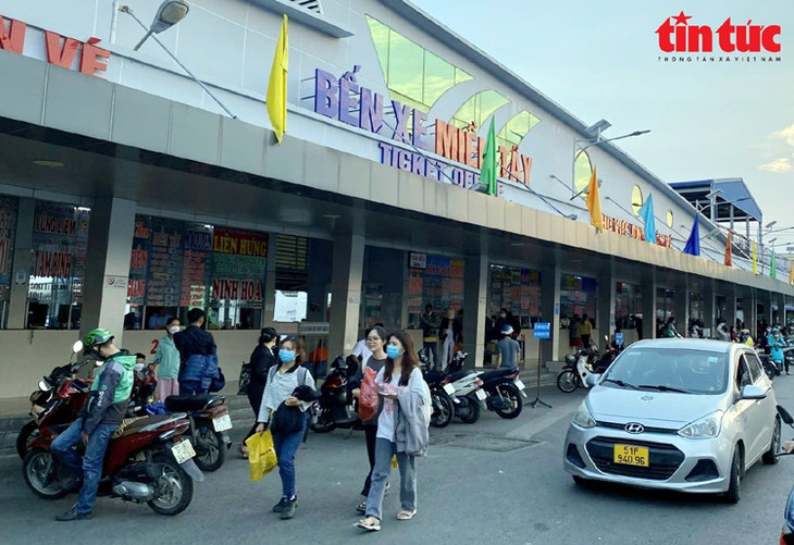 TP Hồ Chí Minh: ‘Cháy’ vé xe khách về miền Trung, Tây Nguyên và miền Tây- Ảnh 4. TP Hồ Chí Minh: ‘Cháy’ vé xe khách về miền Trung, Tây Nguyên và miền Tây- Ảnh 4.