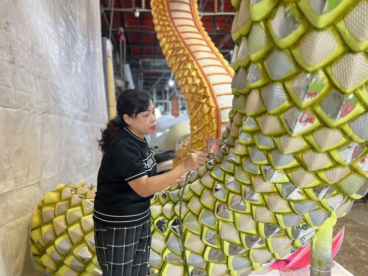 TP Hồ Chí Minh: Công nhân tất bật sản xuất linh vật của Đường hoa Tết 2025- Ảnh 2. TP Hồ Chí Minh: Công nhân tất bật sản xuất linh vật của Đường hoa Tết 2025- Ảnh 2.