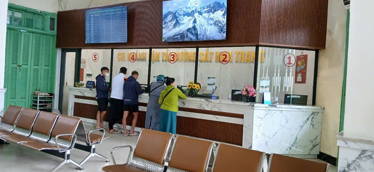 Nha Trang đã bán được hơn 12.000 vé tàu Tết, vẫn còn vé đi một số tỉnh - Ảnh 2. Nha Trang đã bán được hơn 12.000 vé tàu Tết, vẫn còn vé đi một số tỉnh - Ảnh 2.