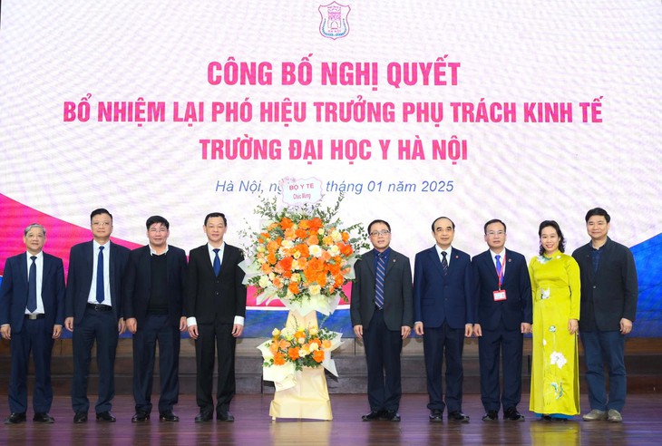 Bổ nhiệm lại chức vụ Phó Hiệu trưởng phụ trách kinh tế Trường Đại học Y Hà Nội- Ảnh 1. Bổ nhiệm lại chức vụ Phó Hiệu trưởng phụ trách kinh tế Trường Đại học Y Hà Nội- Ảnh 1.