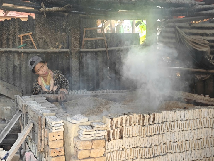 Huế: Về làng nghề Địa Linh xem làm tượng ông Táo- Ảnh 1.