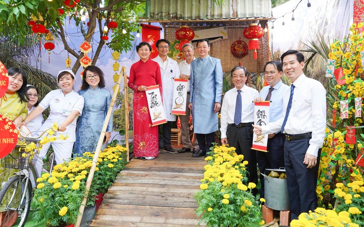 Đường hoa Xuân Bệnh viện Chợ Rẫy rực rỡ, "hút" bệnh nhân và y bác sĩ