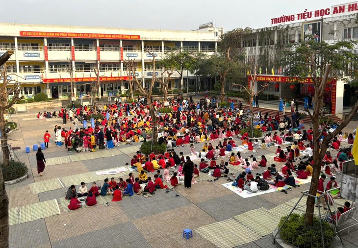 Học sinh hào hứng trải nghiệm không khí Tết cổ truyền tại trường học- Ảnh 1. Học sinh hào hứng trải nghiệm không khí Tết cổ truyền tại trường học- Ảnh 1.