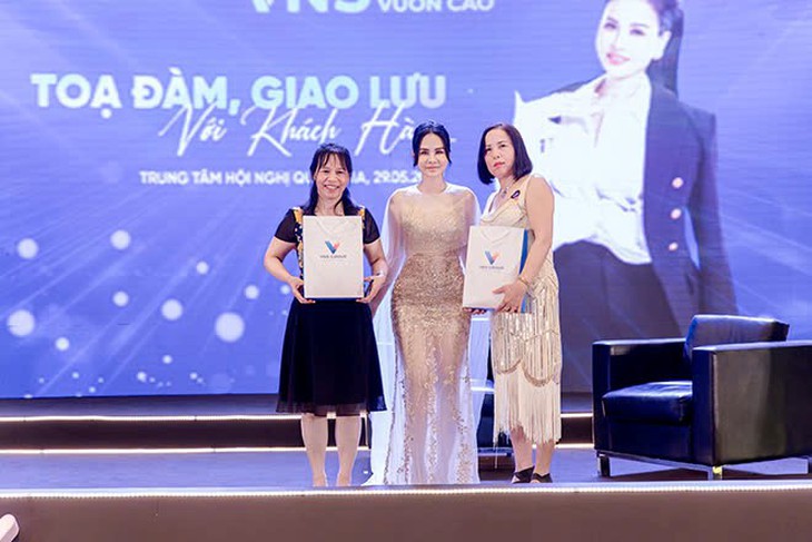 "Đánh thức sự phi thường" của phụ nữ - Bí quyết chính là cân bằng nội tiết tố nhờ viên uống của VNS Group- Ảnh 1. "Đánh thức sự phi thường" của phụ nữ - Bí quyết chính là cân bằng nội tiết tố nhờ viên uống của VNS Group- Ảnh 1.