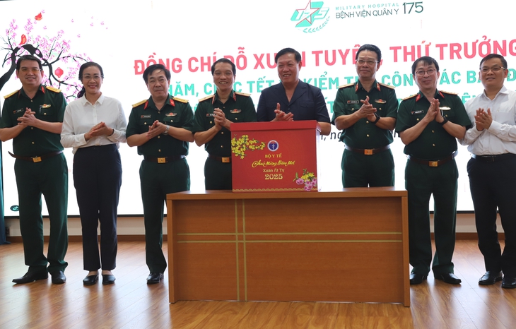 Thứ trưởng Đỗ Xuân Tuyên thăm, chúc tết các bệnh viện phía Nam- Ảnh 5. Thứ trưởng Đỗ Xuân Tuyên thăm, chúc tết các bệnh viện phía Nam- Ảnh 5.