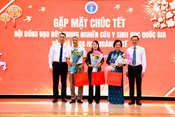 Thứ trưởng Nguyễn Tri Thức cùng Cục trưởng Cục Khoa học công nghệ và Đào tạo tặng quà tri ân PGS.TS.BS Trần Thị Trung Chiến - Nguyên Bộ trưởng Bộ tế, PGS.TS. BS Nguyễn Thị Kim Tiến - Nguyên Bộ trưởng Bộ Y tế và PGS.TS.BS Nguyễn Trường Sơn - Nguyên Thứ trưởng Bộ Y tế.