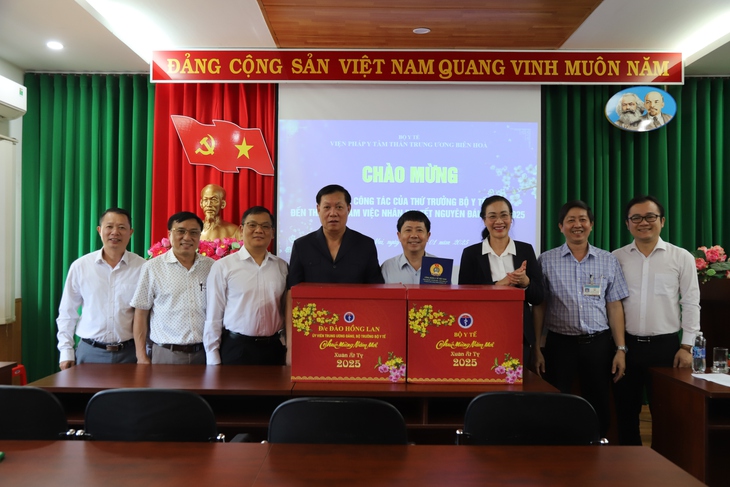 Thứ trưởng Đỗ Xuân Tuyên thăm, chúc tết các bệnh viện phía Nam- Ảnh 7. Thứ trưởng Đỗ Xuân Tuyên thăm, chúc tết các bệnh viện phía Nam- Ảnh 7.