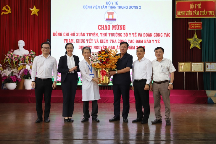 Thứ trưởng Đỗ Xuân Tuyên thăm, chúc tết các bệnh viện phía Nam- Ảnh 8. Thứ trưởng Đỗ Xuân Tuyên thăm, chúc tết các bệnh viện phía Nam- Ảnh 8.