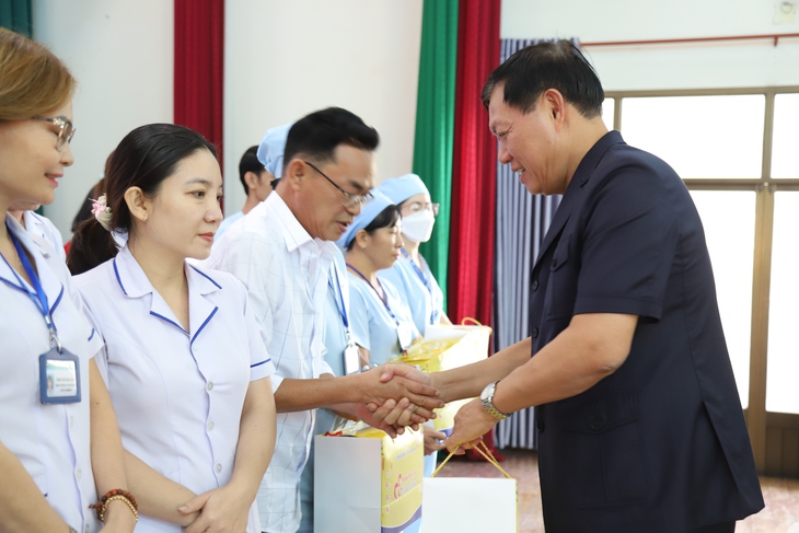 Thứ trưởng Đỗ Xuân Tuyên thăm, chúc tết các bệnh viện phía Nam- Ảnh 9. Thứ trưởng Đỗ Xuân Tuyên thăm, chúc tết các bệnh viện phía Nam- Ảnh 9.