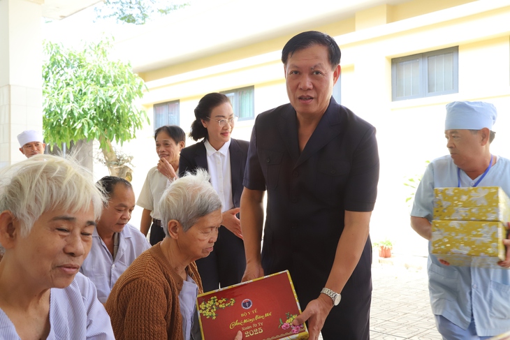 Thứ trưởng Đỗ Xuân Tuyên thăm, chúc tết các bệnh viện phía Nam- Ảnh 2. Thứ trưởng Đỗ Xuân Tuyên thăm, chúc tết các bệnh viện phía Nam- Ảnh 2.