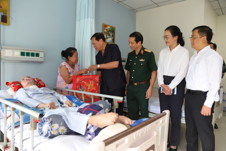 Thứ trưởng Đỗ Xuân Tuyên thăm, chúc tết các bệnh viện phía Nam- Ảnh 3. Thứ trưởng Đỗ Xuân Tuyên thăm, chúc tết các bệnh viện phía Nam- Ảnh 3.