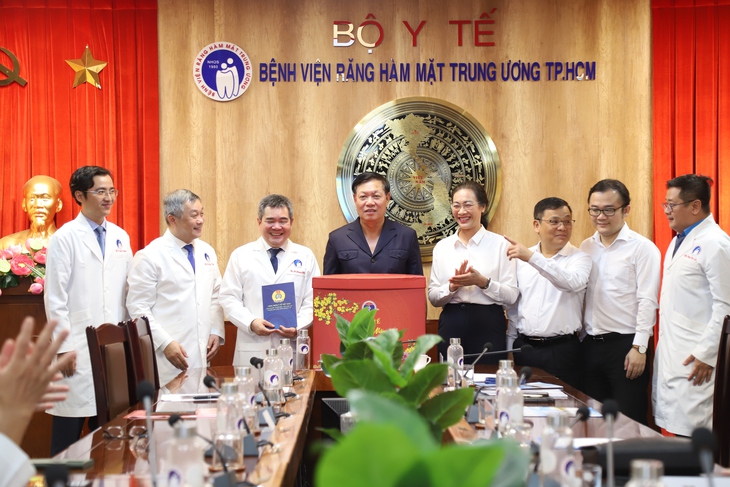 Thứ trưởng Đỗ Xuân Tuyên thăm, chúc tết các bệnh viện phía Nam- Ảnh 6. Thứ trưởng Đỗ Xuân Tuyên thăm, chúc tết các bệnh viện phía Nam- Ảnh 6.