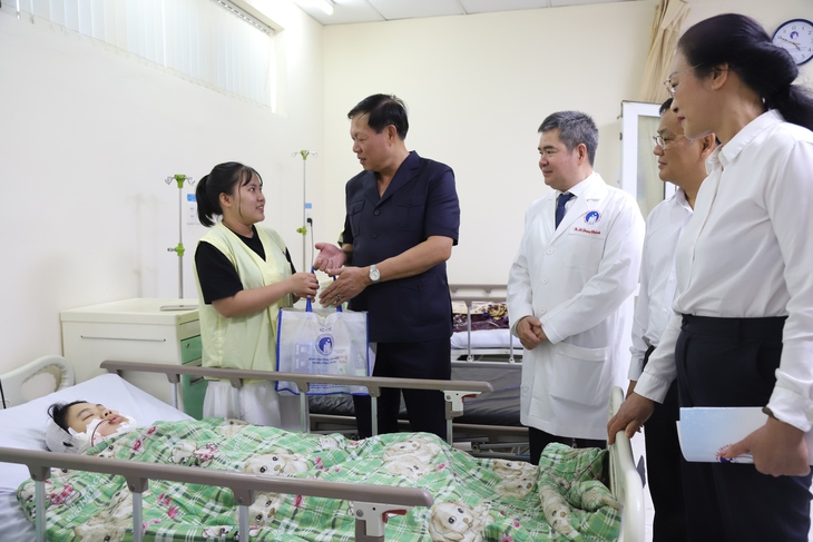 Thứ trưởng Đỗ Xuân Tuyên thăm, chúc tết các bệnh viện phía Nam- Ảnh 4. Thứ trưởng Đỗ Xuân Tuyên thăm, chúc tết các bệnh viện phía Nam- Ảnh 4.