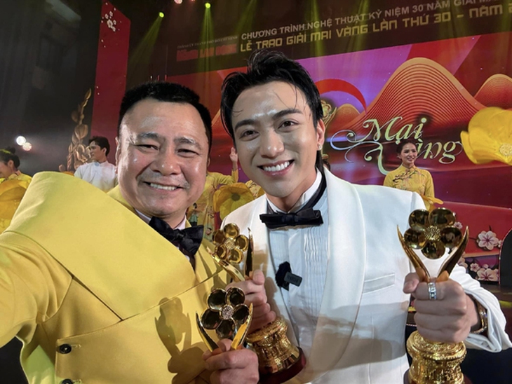 Một nam NSND nức tiếng trong dàn 'Táo quân' đời thực có vợ là Thiếu tá, sự nghiệp ngày càng thăng hoa- Ảnh 3. Một nam NSND nức tiếng trong dàn 'Táo quân' đời thực có vợ là Thiếu tá, sự nghiệp ngày càng thăng hoa- Ảnh 3.