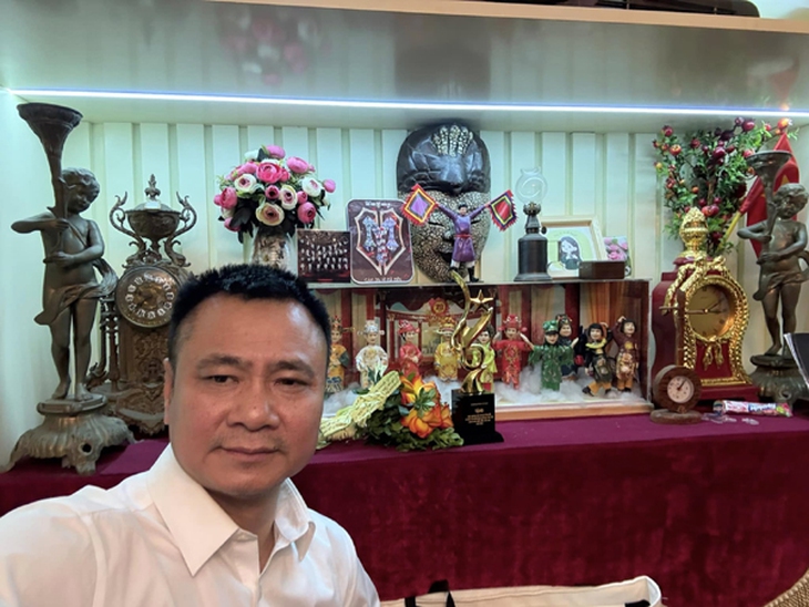 Một nam NSND nức tiếng trong dàn 'Táo quân' đời thực có vợ là Thiếu tá, sự nghiệp ngày càng thăng hoa- Ảnh 5. Một nam NSND nức tiếng trong dàn 'Táo quân' đời thực có vợ là Thiếu tá, sự nghiệp ngày càng thăng hoa- Ảnh 5.