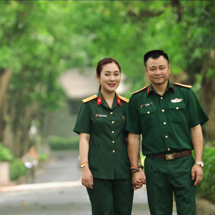 Một nam NSND nức tiếng trong dàn 'Táo quân' đời thực có vợ là Thiếu tá, sự nghiệp ngày càng thăng hoa- Ảnh 4. Một nam NSND nức tiếng trong dàn 'Táo quân' đời thực có vợ là Thiếu tá, sự nghiệp ngày càng thăng hoa- Ảnh 4.