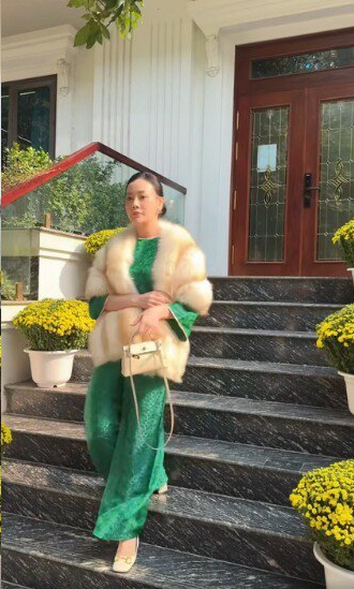 Phương Oanh đeo túi gần 1 tỷ đi chợ Tết khiến fan trầm trồ- Ảnh 1. Phương Oanh đeo túi gần 1 tỷ đi chợ Tết khiến fan trầm trồ- Ảnh 1.