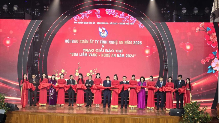 Trao giải báo chí Búa liềm vàng, khai mạc Hội báo Xuân Ất Tỵ 2025- Ảnh 1.