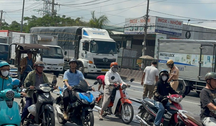 Công an TPHCM bác bỏ thông tin đèn xanh chuyển sang đỏ đột ngột, gây tai nạn- Ảnh 3. Công an TPHCM bác bỏ thông tin đèn xanh chuyển sang đỏ đột ngột, gây tai nạn- Ảnh 3.