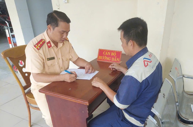 Công an TPHCM bác bỏ thông tin đèn xanh chuyển sang đỏ đột ngột, gây tai nạn- Ảnh 1. Công an TPHCM bác bỏ thông tin đèn xanh chuyển sang đỏ đột ngột, gây tai nạn- Ảnh 1.