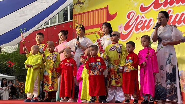 Hàng ngàn bệnh nhi đón Tết Ất Tỵ sớm, nhận nhiều món quà trong Xuân yêu thương- Ảnh 1.