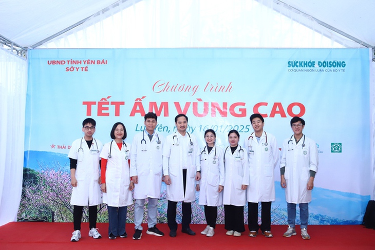 Bác sĩ bệnh viện Bạch Mai đồng hành cùng chương trình ‘Tết ấm vùng cao’ 2025 khám sức khỏe cho người dân huyện Lục Yên, tỉnh Yên Bái- Ảnh 1. Bác sĩ bệnh viện Bạch Mai đồng hành cùng chương trình ‘Tết ấm vùng cao’ 2025 khám sức khỏe cho người dân huyện Lục Yên, tỉnh Yên Bái- Ảnh 1.